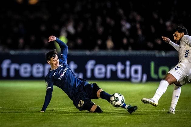 Fussball, Saison 2025 2026, DFB-Pokal, Vöhlinstadion Illertissen, 2. Runde, FV Illertissen - 1. FC Magdeburg, 29.10.2025 29.10.2025, Fussball, Saison 2025 2026, DFB-Pokal, Vöhlinstadion Illertissen, 2. Runde, FV Illertissen - 1. FC Magdeburg, v.l. 23 Eduard Heckmann (FV Illertissen), 29 Rayan Ghrieb (1. FC Magdeburg) Foto: Lucca Fundel Illertissen Vöhlinstadion Bayern Deutschland