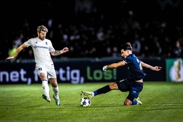 Fussball, Saison 2025 2026, DFB-Pokal, Vöhlinstadion Illertissen, 2. Runde, FV Illertissen - 1. FC Magdeburg, 29.10.2025 29.10.2025, Fussball, Saison 2025 2026, DFB-Pokal, Vöhlinstadion Illertissen, 2. Runde, FV Illertissen - 1. FC Magdeburg, v.l. 16 Marcus Mathisen (1. FC Magdeburg), 21 Denis Milic (FV Illertissen) Foto: Lucca Fundel Illertissen Vöhlinstadion Bayern Deutschland