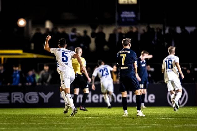 Fussball, Saison 2025 2026, DFB-Pokal, Vöhlinstadion Illertissen, 2. Runde, FV Illertissen - 1. FC Magdeburg, 29.10.2025 29.10.2025, Fussball, Saison 2025 2026, DFB-Pokal, Vöhlinstadion Illertissen, 2. Runde, FV Illertissen - 1. FC Magdeburg, Torjubel Jubel Freude nach Treffer Tor Torschuss zum 0:1 durch 9 Maximilian Breunig (1. FC Magdeburg). 5 Tobias Müller (1. FC Magdeburg) Foto: Lucca Fundel Illertissen Vöhlinstadion Bayern Deutschland