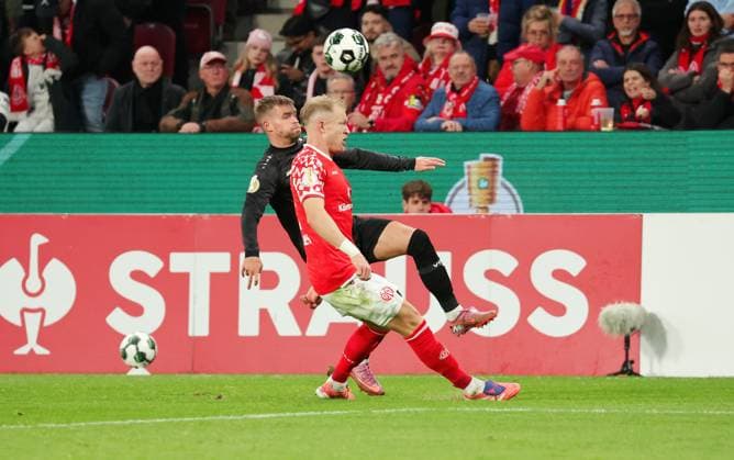 29.10.2025, Deutschland, Mainz, Fußball DFB Pokal 2. Runde, Saison 2025 2026, 1. FSV Mainz 05 vs. VfB Stuttgart, v.l. Maximilian Mittelstädt (VfB), ANDREAS HANCHE-OLSEN (FSV)