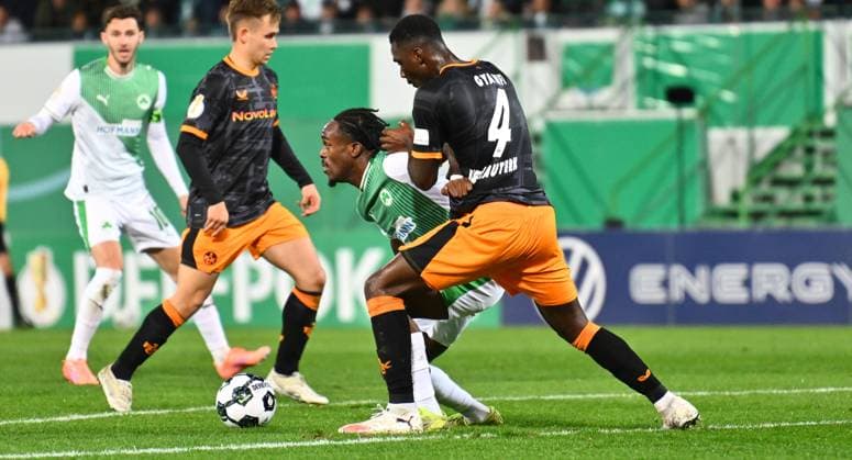29.10.2025 - Fussball - Saison 2025 2026 - DFB Pokal Vereinspokal - 02. Runde: SpVgg Greuther Fürth ( Kleeblatt ) - 1. FC Kaiserslautern FCK ( Rote Teufel ) - Sportfoto Zink - xwoxzix - regulations prohibit any use of photographs as image sequences and or quasi-video - Noel Futkeu (9, SpVgg Greuther Fürth ) Maxwell Gyamfi (4, 1. FC Kaiserslautern FCK )