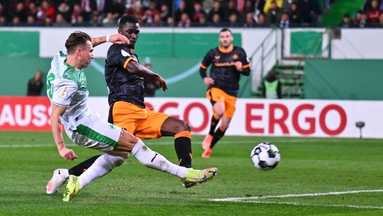 29.10.2025 - Fussball - Saison 2025 2026 - DFB Pokal Vereinspokal - 02. Runde: SpVgg Greuther Fürth ( Kleeblatt ) - 1. FC Kaiserslautern FCK ( Rote Teufel ) - Sportfoto Zink - xwoxzix - regulations prohibit any use of photographs as image sequences and or quasi-video - Felix Klaus (30, SpVgg Greuther Fürth ) Maxwell Gyamfi (4, 1. FC Kaiserslautern FCK ) Chance Torchance