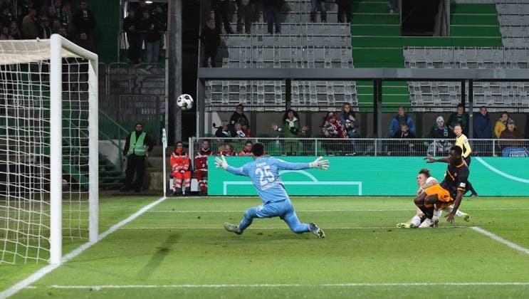 29.10.2025 - Fussball - Saison 2025 2026 - DFB Pokal Vereinspokal - 02. Runde: SpVgg Greuther Fürth ( Kleeblatt ) - 1. FC Kaiserslautern FCK ( Rote Teufel ) - Sportfoto Zink DaMa - xdaxmax - regulations prohibit any use of photographs as image sequences and or quasi-video - Avdo Spahic (30, 1. FC Kaiserslautern FCK ) mit Torschuss gg Maxwell Gyamfi (4, 1. FC Kaiserslautern FCK ) Simon Simoni (25, 1. FC Kaiserslautern FCK )