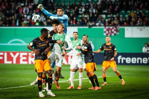 Simon Simoni 25 (1. FC Kaiserslautern) faustet einen Ball aus dem Fuenfmeterraum, SpVgg Greuther Fuerth vs. 1. FC Kaiserslautern, Fussball, Maenner, DFL, DFB-Pokal, Saison 2025 2026, Sportpark Ronhof Thomas Sommer, Zweite Runde, 29.10.2025 Fuerth Bayern Deutschland