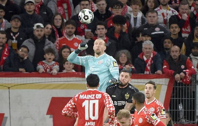 29.10.2025, xhbx, Fussball DFB Pokal 2.Runde, FSV Mainz 05 - VfB Stuttgart v.l. Robin Zentner (FSV Mainz 05) (DFL DFB REGULATIONS PROHIBIT ANY USE OF PHOTOGRAPHS as IMAGE SEQUENCES and or QUASI-VIDEO) Mainz