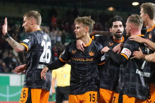 29.10.2025, xmohx, Fussball DFB Pokal 2.Runde, SpVgg Greuther Fuerth - 1-FC Kaiserslautern v.l. Torjubel nach dem Tor zum celebrating the goal celebrate 0:1 durch Naatan Mikael Skyttä (1. FC Kaiserslautern) (DFL DFB REGULATIONS PROHIBIT ANY USE OF PHOTOGRAPHS as IMAGE SEQUENCES and or QUASI-VIDEO) Fuerth