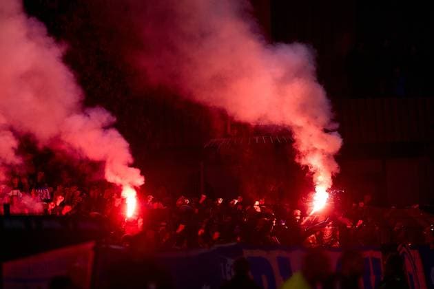 Pyrotechnik, Bengalo, Feuerwerk, Fans, Ultras, Fankurve, Rauch der mitgereisten Fans des 1. FC Magdeburg GER, FV Illertissen 1921 e.V. vs 1. FC Magdeburg, Fussball, Herren DFB Pokal, 2. Runde, Saison 2025 2026, 29.10.2025 GER, FV Illertissen 1921 e.V. vs 1. FC Magdeburg, Fussball, Herren DFB Pokal, 2. Runde, Saison 2025 2026, 29.10.2025 Illertissen Copyright: xEibner-Pressefoto GeraldxOelze-dexStoppanyx EP_ODS