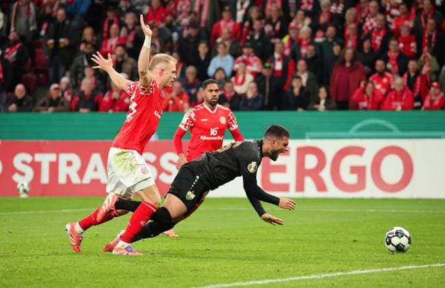 29.10.2025, Deutschland, Mainz, Fußball DFB Pokal 2. Runde, Saison 2025 2026, 1. FSV Mainz 05 vs. VfB Stuttgart, v.l. ANDREAS HANCHE-OLSEN (FSV), Deniz Undav (VfB)