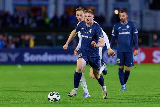 Zweikampf, Duell zwischen Luis Pfaumann (FV Illertissen, 18) und Maximilian Breunig (1. FC Magdeburg, 09) GER, FV Illertissen 1921 e.V. vs 1. FC Magdeburg, Fussball, Herren DFB Pokal, 2. Runde, Saison 2025 2026, 29.10.2025 GER, FV Illertissen 1921 e.V. vs 1. FC Magdeburg, Fussball, Herren DFB Pokal, 2. Runde, Saison 2025 2026, 29.10.2025 Illertissen Copyright: xEibner-Pressefoto GeraldxOelze-dexStoppanyx EP_ODS