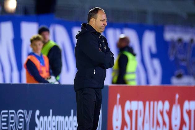 Holger Bachthaler (FV Illertissen, Chef-Trainer) skeptischer Blick vor Spielbeginn GER, FV Illertissen 1921 e.V. vs 1. FC Magdeburg, Fussball, Herren DFB Pokal, 2. Runde, Saison 2025 2026, 29.10.2025 GER, FV Illertissen 1921 e.V. vs 1. FC Magdeburg, Fussball, Herren DFB Pokal, 2. Runde, Saison 2025 2026, 29.10.2025 Illertissen Copyright: xEibner-Pressefoto GeraldxOelze-dexStoppanyx EP_ODS