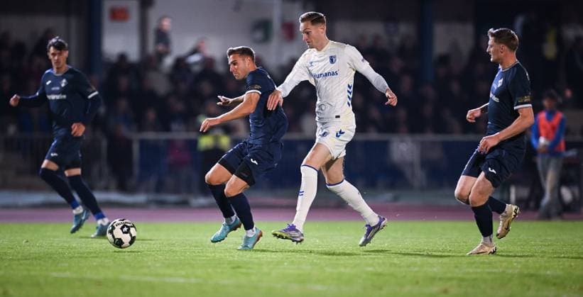 Fussball DFB Pokal 2025 2026 2. Runde 29.10.2025 FV Illertissen - 1. FC Magdeburg Maximilian Breunig (2.v.re, 1. FC Magdeburg) gegen Alexander Kopf (2.v.li, FV Illertissen) und Maximilian Neuberger (re, FV Illertissen)