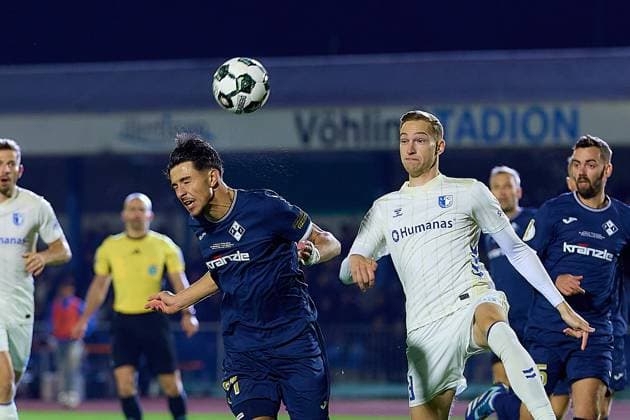 Kopfballchance von Denis Milic (FV Illertissen, 21) gegen Maximilian Breunig (1. FC Magdeburg, 09) in den Anfangsminuten GER, FV Illertissen 1921 e.V. vs 1. FC Magdeburg, Fussball, Herren DFB Pokal, 2. Runde, Saison 2025 2026, 29.10.2025 GER, FV Illertissen 1921 e.V. vs 1. FC Magdeburg, Fussball, Herren DFB Pokal, 2. Runde, Saison 2025 2026, 29.10.2025 Illertissen Copyright: xEibner-Pressefoto GeraldxOelze-dexStoppanyx EP_ODS