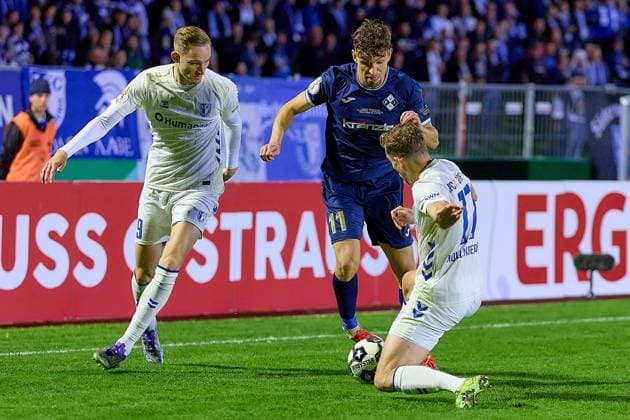 Maximilian Breunig (1. FC Magdeburg, 09), Marco Goelz (FV Illertissen, 11), Alexander Nollenberger (1. FC Magdeburg, 17) GER, FV Illertissen 1921 e.V. vs 1. FC Magdeburg, Fussball, Herren DFB Pokal, 2. Runde, Saison 2025 2026, 29.10.2025 GER, FV Illertissen 1921 e.V. vs 1. FC Magdeburg, Fussball, Herren DFB Pokal, 2. Runde, Saison 2025 2026, 29.10.2025 Illertissen Copyright: xEibner-Pressefoto GeraldxOelze-dexStoppanyx EP_ODS