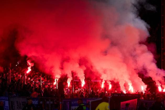 Pyrotechnik, Bengalo, Feuerwerk, Fans, Ultras, Fankurve, Rauch der mitgereisten Fans des 1. FC Magdeburg GER, FV Illertissen 1921 e.V. vs 1. FC Magdeburg, Fussball, Herren DFB Pokal, 2. Runde, Saison 2025 2026, 29.10.2025 GER, FV Illertissen 1921 e.V. vs 1. FC Magdeburg, Fussball, Herren DFB Pokal, 2. Runde, Saison 2025 2026, 29.10.2025 Illertissen Copyright: xEibner-Pressefoto GeraldxOelze-dexStoppanyx EP_ODS
