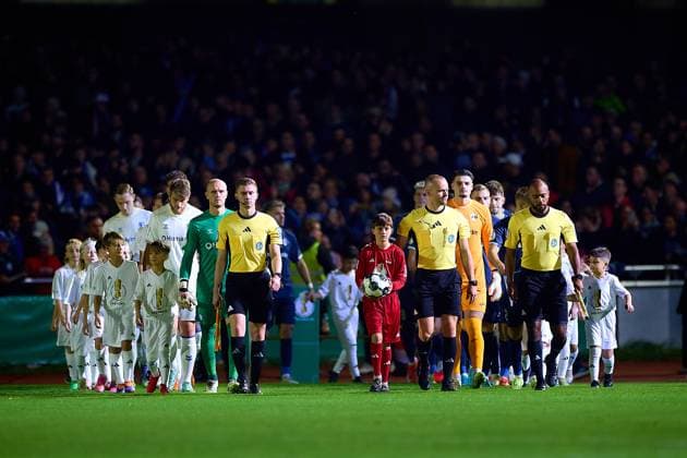Einlauf der Mannschaften GER, FV Illertissen 1921 e.V. vs 1. FC Magdeburg, Fussball, Herren DFB Pokal, 2. Runde, Saison 2025 2026, 29.10.2025 GER, FV Illertissen 1921 e.V. vs 1. FC Magdeburg, Fussball, Herren DFB Pokal, 2. Runde, Saison 2025 2026, 29.10.2025 Illertissen Copyright: xEibner-Pressefoto GeraldxOelze-dexStoppanyx EP_ODS