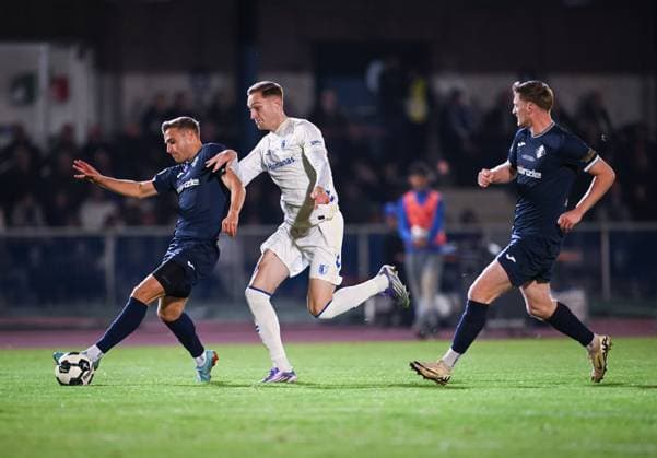 Fussball DFB Pokal 2025 2026 2. Runde 29.10.2025 FV Illertissen - 1. FC Magdeburg Maximilian Breunig (Mitte, 1. FC Magdeburg) gegen Alexander Kopf (li, FV Illertissen) und Maximilian Neuberger (re, FV Illertissen)