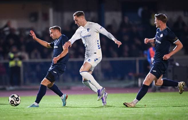 Fussball DFB Pokal 2025 2026 2. Runde 29.10.2025 FV Illertissen - 1. FC Magdeburg Maximilian Breunig (Mitte, 1. FC Magdeburg) gegen Alexander Kopf (li, FV Illertissen) und Maximilian Neuberger (re, FV Illertissen)