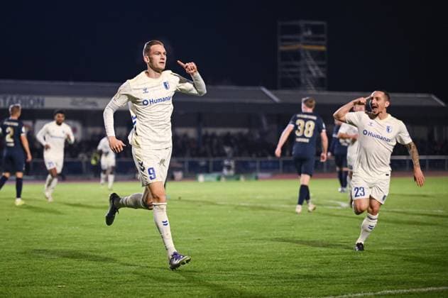 Fussball DFB Pokal 2025 2026 2. Runde 29.10.2025 FV Illertissen - 1. FC Magdeburg JUBEL 1. FC Magdeburg zum 0-1 Torschutze Maximilian Breunig (li) und Baris Atik (re)