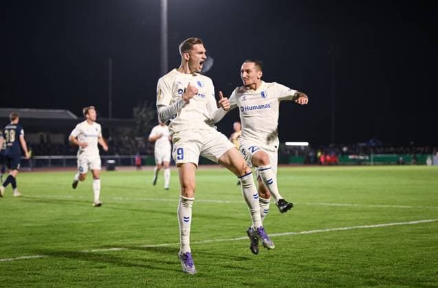 Fussball DFB Pokal 2025 2026 2. Runde 29.10.2025 FV Illertissen - 1. FC Magdeburg JUBEL 1. FC Magdeburg zum 0-1 Torschutze Maximilian Breunig (li) und Baris Atik (re)