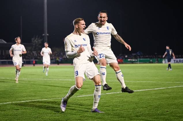Fussball DFB Pokal 2025 2026 2. Runde 29.10.2025 FV Illertissen - 1. FC Magdeburg JUBEL 1. FC Magdeburg zum 0-1 Torschutze Maximilian Breunig (li) und Baris Atik (re)