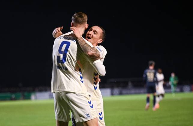 Fussball DFB Pokal 2025 2026 2. Runde 29.10.2025 FV Illertissen - 1. FC Magdeburg JUBEL 1. FC Magdeburg zum 0-1 Torschutze Maximilian Breunig (li) umarmt Baris Atik (re)