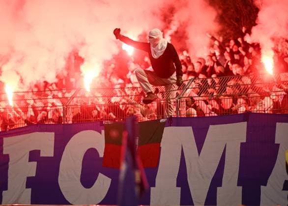 Fussball DFB Pokal 2025 2026 2. Runde 29.10.2025 FV Illertissen - 1. FC Magdeburg Die Utras 1. FC Magdeburg jubeln mit Pyros im Gaestefanblock nach dem Tor zum 0-1 ein vermummter Fan sitzt auf dem Zaun