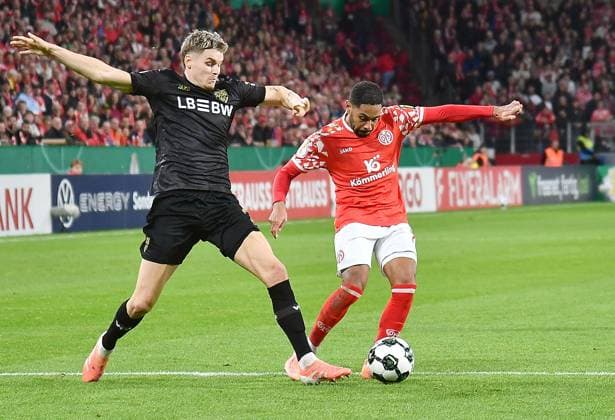 29.10.2025, xhbx, Fussball DFB Pokal 2.Runde, FSV Mainz 05 - VfB Stuttgart v.l. Ramon Hendriks (VfB Stuttgart), Philipp Mwene(FSV Mainz 05) (DFL DFB REGULATIONS PROHIBIT ANY USE OF PHOTOGRAPHS as IMAGE SEQUENCES and or QUASI-VIDEO) Mainz