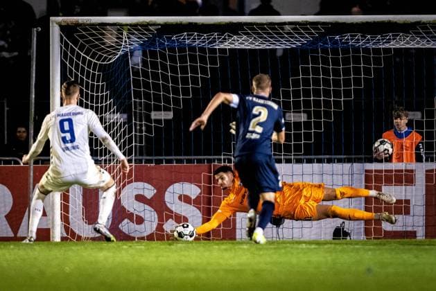 Fussball, Saison 2025 2026, DFB-Pokal, Vöhlinstadion Illertissen, 2. Runde, FV Illertissen - 1. FC Magdeburg, 29.10.2025 29.10.2025, Fussball, Saison 2025 2026, DFB-Pokal, Vöhlinstadion Illertissen, 2. Runde, FV Illertissen - 1. FC Magdeburg, 34 Malwin Zok (FV Illertissen) hält einen Elfmeter. Der Nachschuss geht ins Tor Foto: Lucca Fundel Illertissen Vöhlinstadion Bayern Deutschland