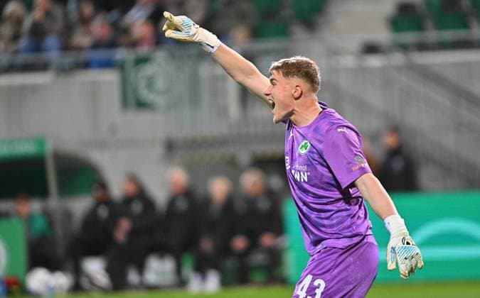 29.10.2025 - Fussball - Saison 2025 2026 - DFB Pokal Vereinspokal - 02. Runde: SpVgg Greuther Fürth ( Kleeblatt ) - 1. FC Kaiserslautern FCK ( Rote Teufel ) - Sportfoto Zink MeZi - xmexzix - regulations prohibit any use of photographs as image sequences and or quasi-video - Silas Prüfrock (43, SpVgg Greuther Fürth ) dirigiert