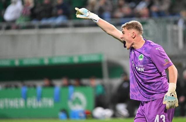 29.10.2025 - Fussball - Saison 2025 2026 - DFB Pokal Vereinspokal - 02. Runde: SpVgg Greuther Fürth ( Kleeblatt ) - 1. FC Kaiserslautern FCK ( Rote Teufel ) - Sportfoto Zink MeZi - xmexzix - regulations prohibit any use of photographs as image sequences and or quasi-video - Silas Prüfrock (43, SpVgg Greuther Fürth ) dirigiert