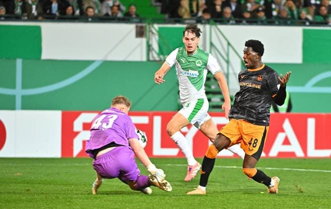 29.10.2025 - Fussball - Saison 2025 2026 - DFB Pokal Vereinspokal - 02. Runde: SpVgg Greuther Fürth ( Kleeblatt ) - 1. FC Kaiserslautern FCK ( Rote Teufel ) - Sportfoto Zink MeZi - xmexzix - regulations prohibit any use of photographs as image sequences and or quasi-video - Silas Prüfrock (43, SpVgg Greuther Fürth, links ) Reno Münz Muenz (5, SpVgg Greuther Fürth ) Faride Alidou (48, 1. FC Kaiserslautern FCK )