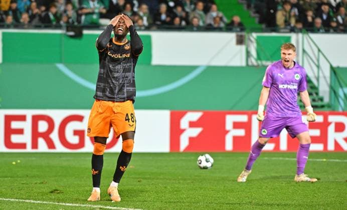 29.10.2025 - Fussball - Saison 2025 2026 - DFB Pokal Vereinspokal - 02. Runde: SpVgg Greuther Fürth ( Kleeblatt ) - 1. FC Kaiserslautern FCK ( Rote Teufel ) - Sportfoto Zink MeZi - xmexzix - regulations prohibit any use of photographs as image sequences and or quasi-video - Faride Alidou (48, 1. FC Kaiserslautern FCK ) enttäuscht Enttäuschung nach vergebener Torchance gegen Silas Prüfrock (43, SpVgg Greuther Fürth, rechts )