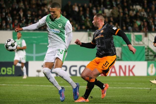 29.10.2025, xmohx, Fussball DFB Pokal 2.Runde, SpVgg Greuther Fuerth - 1-FC Kaiserslautern v.l. Maximilian Dietz (Greuther Fürth Fuerth) Luca Sirch (1. FC Kaiserslautern) Zweikampf, Aktion, action, battle for the ball (DFL DFB REGULATIONS PROHIBIT ANY USE OF PHOTOGRAPHS as IMAGE SEQUENCES and or QUASI-VIDEO) Fuerth