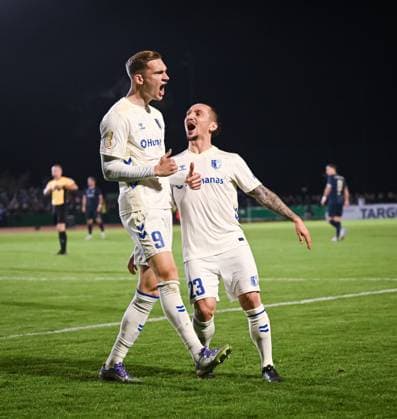 Fussball DFB Pokal 2025 2026 2. Runde 29.10.2025 FV Illertissen - 1. FC Magdeburg JUBEL 1. FC Magdeburg zum 0-1 Torschutze Maximilian Breunig (li) und Baris Atik (re)