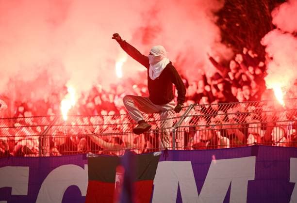 Fussball DFB Pokal 2025 2026 2. Runde 29.10.2025 FV Illertissen - 1. FC Magdeburg Die Utras 1. FC Magdeburg jubeln mit Pyros im Gaestefanblock nach dem Tor zum 0-1 ein vermummter Fan sitzt auf dem Zaun