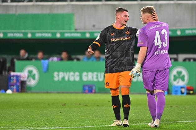 29.10.2025 - Fussball - Saison 2025 2026 - DFB Pokal Vereinspokal - 02. Runde: SpVgg Greuther Fürth ( Kleeblatt ) - 1. FC Kaiserslautern FCK ( Rote Teufel ) - Sportfoto Zink MeZi - xmexzix - regulations prohibit any use of photographs as image sequences and or quasi-video - Marlon Ritter (7, 1. FC Kaiserslautern FCK ) Silas Prüfrock (43, SpVgg Greuther Fürth, rechts )
