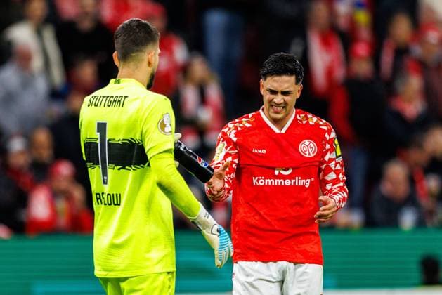 MAINZ, DEUTSCHLAND - OCTOBER 29: Fabian Bredlow (VfB Stuttgart, 1) is helping out with some water for Nadiem Amiri (1. FSV Mainz 05, 10) during the DFB Pokal match between DFB Pokal: 1. FSV Mainz 05 vs. VfB Stuttgart at MEWA Arena on matchday 2 of the DFB Pokal on October 29, 2025 in Mainz, Deutschland. DFL REGULATIONS PROHIBIT ANY USE OF PHOTOGRAPHS AS IMAGE SEQUENCES AND OR QUASI-VIDEO. Rheinland-Pfalz Deutschland Copyright: xBEAUTIFULxSPORTS Hahnex