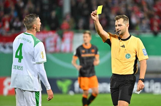 29.10.2025 - Fussball - Saison 2025 2026 - DFB Pokal Vereinspokal - 02. Runde: SpVgg Greuther Fürth ( Kleeblatt ) - 1. FC Kaiserslautern FCK ( Rote Teufel ) - Sportfoto Zink MeZi - xmexzix - regulations prohibit any use of photographs as image sequences and or quasi-video - Marc Philip Eckermann (Schiedsrichter ) zeigt Philipp Ziereis (4, SpVgg Greuther Fürth ) gelbe Karte Gelb