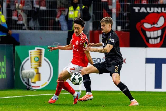 MAINZ, DEUTSCHLAND - OCTOBER 29: Lee Jae-sung (1. FSV Mainz 05, 7) and Ramon Hendriks (VfB Stuttgart, 3) compete for the ball during the DFB Pokal match between DFB Pokal: 1. FSV Mainz 05 vs. VfB Stuttgart at MEWA Arena on matchday 2 of the DFB Pokal on October 29, 2025 in Mainz, Deutschland. DFL REGULATIONS PROHIBIT ANY USE OF PHOTOGRAPHS AS IMAGE SEQUENCES AND OR QUASI-VIDEO. Rheinland-Pfalz Deutschland Copyright: xBEAUTIFULxSPORTS Hahnex