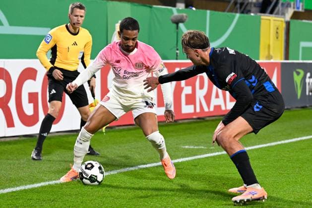 Paderborn, Home Deluxe Arena, 29.10.25, GER, Herren, DFB-Pokal, 2.Runde, Saison 2025-2026, SC Paderborn 07 - Bayer 04 Leverkusen Bild: v.li. im Zweikampf ARTHUR (Leverkusen) und Luis ENGELNS (Paderborn) DFB regulations prohibit any use of photographs as image sequences and or quasi-video. Nordrhein-Westfalen Deutschland