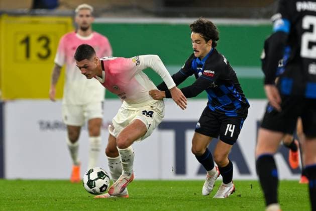 Paderborn, Home Deluxe Arena, 29.10.25, GER, Herren, DFB-Pokal, 2.Runde, Saison 2025-2026, SC Paderborn 07 - Bayer 04 Leverkusen Bild: v.li. im Zweikampf Patrik SCHICK (Leverkusen) und Mika BAUR (Paderborn) DFB regulations prohibit any use of photographs as image sequences and or quasi-video. Nordrhein-Westfalen Deutschland