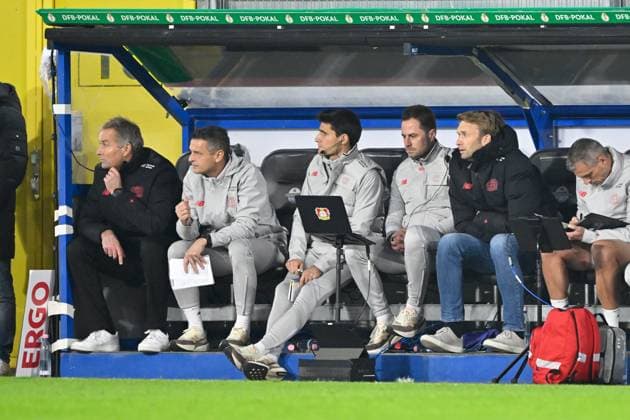 Paderborn, Home Deluxe Arena, 29.10.25, GER, Herren, DFB-Pokal, 2.Runde, Saison 2025-2026, SC Paderborn 07 - Bayer 04 Leverkusen Bild: Trainerbank Leverkusen mit Trainer Kasper HJULMAND (Leverkusen) und Geschaeftsfuehrer Simon ROLFES (Leverkusen) DFB regulations prohibit any use of photographs as image sequences and or quasi-video. Nordrhein-Westfalen Deutschland