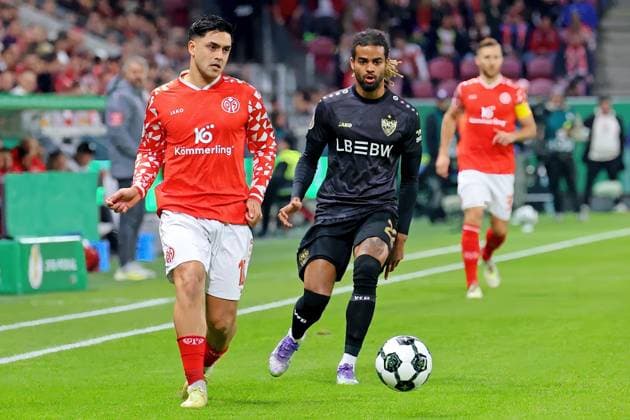 Mainz, Deutschland 29. Oktober 2025: DFB Pokal - 2025 2026 - 1. FSV Mainz 05 vs. VfB Stuttgart Im Bild: v. li. im Zweikampf Nadiem Amiri (Mainz) gegen Lorenz Assignon. DFB regulations prohibit any use of photographs as image sequences and or quasi-video Mewa Arena Rheinland Pfalz Copyright: xFotostandx xRacochax