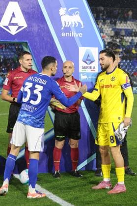 ComoÕs the capitans during the Serie A soccer match between Como and Verona at the Giuseppe Sinigaglia stadium in Como, north Italy - October 29, 2025 - Soccer.  Copyright: xAntonioxSaiai LaPressex