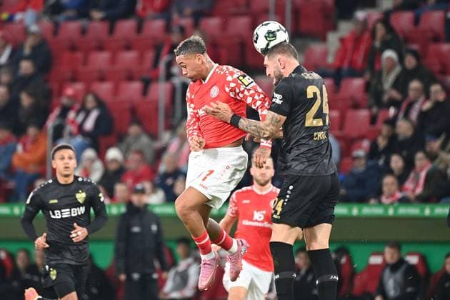 Armindo SIEB (1.FSV Mainz 05), Aktion,Zweikampf gegen Jeff CHABOT (VFB Stuttgart). Fussball DFB Pokal , 2.Runde 1.FSV Mainz 05 - VfB Stuttgart am 29.10..2025 , MEWA ARENA Saison 2025 2026,