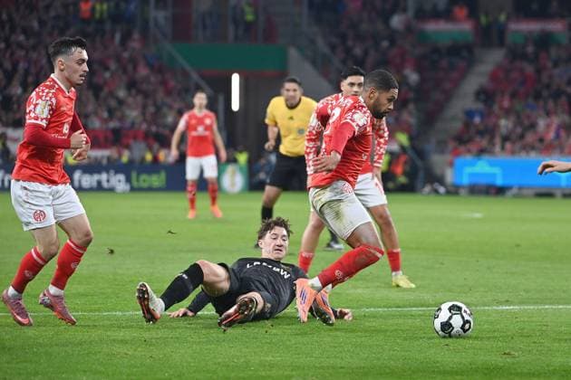 Armindo SIEB (1.FSV Mainz 05), Aktion,Zweikampf gegen Angelo STILLER (VFB Stuttgart),li: Paul NEBEL (1.FSV Mainz). Fussball DFB Pokal , 2.Runde 1.FSV Mainz 05 - VfB Stuttgart am 29.10..2025 , MEWA ARENA Saison 2025 2026,