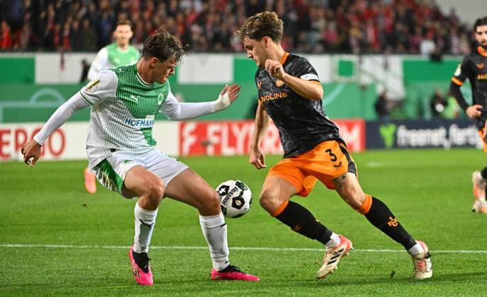 29.10.2025 - Fussball - Saison 2025 2026 - DFB Pokal Vereinspokal - 02. Runde: SpVgg Greuther Fürth ( Kleeblatt ) - 1. FC Kaiserslautern FCK ( Rote Teufel ) - Sportfoto Zink MeZi - xmexzix - regulations prohibit any use of photographs as image sequences and or quasi-video - Lukas Reich (2, SpVgg Greuther Fürth ) Florian Kleinhansl (3, 1. FC Kaiserslautern FCK, rechts )