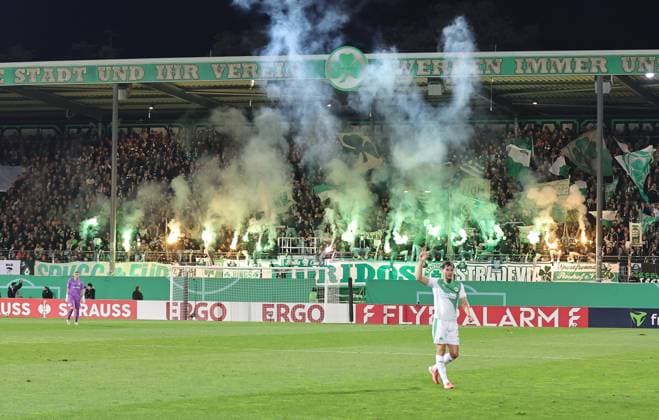 29.10.2025 - Fussball - Saison 2025 2026 - DFB Pokal Vereinspokal - 02. Runde: SpVgg Greuther Fürth ( Kleeblatt ) - 1. FC Kaiserslautern FCK ( Rote Teufel ) - Sportfoto Zink DaMa - xdaxmax - regulations prohibit any use of photographs as image sequences and or quasi-video - Symbolbild Symbolfoto Feature Impression - Pyrotechnik Pyro Bengalfackel Bengalfackeln Rauch der Kleeblattfans