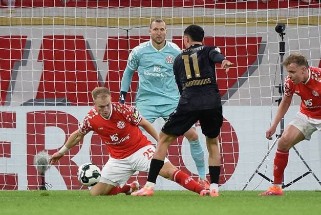 29.10.2025, xhbx, Fussball DFB Pokal 2.Runde, FSV Mainz 05 - VfB Stuttgart v.l. Andreas Hanche-Olsen (FSV Mainz 05), Robin Zentner (FSV Mainz 05), Bilal El Khannouss (VfB Stuttgart) (DFL DFB REGULATIONS PROHIBIT ANY USE OF PHOTOGRAPHS as IMAGE SEQUENCES and or QUASI-VIDEO) Mainz