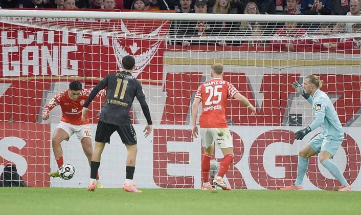 29.10.2025, xhbx, Fussball DFB Pokal 2.Runde, FSV Mainz 05 - VfB Stuttgart v.l. Nadiem Amiri (FSV Mainz 05), Bilal El Khannouss (VfB Stuttgart), Andreas Hanche-Olsen (FSV Mainz 05), Robin Zentner (FSV Mainz 05) (DFL DFB REGULATIONS PROHIBIT ANY USE OF PHOTOGRAPHS as IMAGE SEQUENCES and or QUASI-VIDEO) Mainz